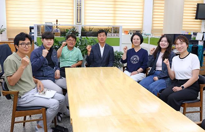 도시계획 자료 분석으로 농지보전부담금 9억 1천만원을 절감한 건축허가과 한상식 과장과 직원들이 파이팅을 외치고 있다. 경주시 제공