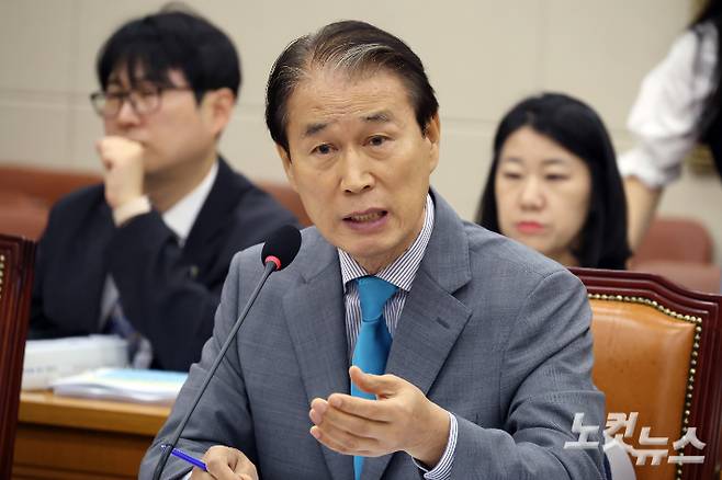 권오을 국가보훈부장관 후보자가 15일 서울 여의도 국회에서 인사청문회에서 의원 질의에 답변을 하고 있다. 윤창원 기자