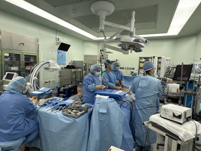 박상민 분당서울대병원 정형외과 교수가 양방향 내시경 디스크 절제술을 하고 있다. 분당서울대병원