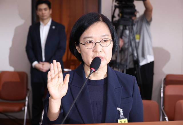 ▲한성숙 중소벤처기업부 장관 후보자가 15일 서울 여의도 국회 산업통상자원중소벤처기업위원회 전체회의에서 열린 인사청문회에서 선서하고 있다. ⓒ연합뉴스