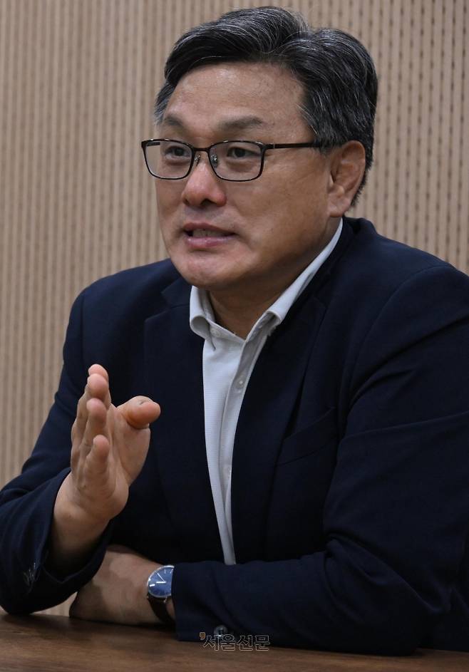 이정형 중앙대 건축학부 교수는 서울신문과 인터뷰를 갖고 “대도시 주택 공급에 필요한 부지를 확보하기 위해 노후화된 철도, 주차장 등 유휴부지를 적극 활용할 필요가 있다”며 “이런 시설을 지하화하거나 지붕을 씌워 지상에 주택 공급을 추진하면 땅 부족 문제도 해결하고 단시간에 공급을 확대할 수 있다”고 말했다. 안주영 전문기자