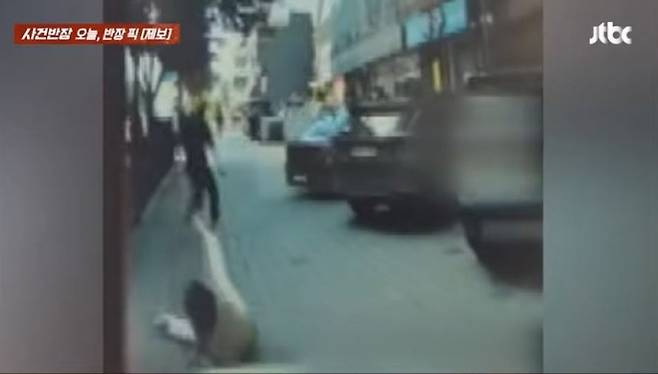 서울 강남구의 한 길거리에서 30대 남성 A씨가 모르는 여성 B씨를 발로 차 넘어뜨린 뒤 도주하고 있다. JTBC ‘사건반장’ 캡처