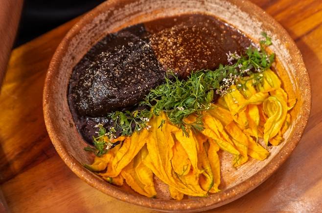 타말레와 두 가지 몰레 소스(네그로, 포블라노)의 모습.