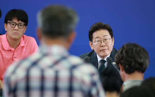 이재명 대통령이 4일 대전컨벤션센터에서 타운홀 미팅 형식으로 열린 ‘국민소통 행보 2탄, 충청의 마음을 듣다’에서 참석자 발언을 듣고 있다. 연합뉴스