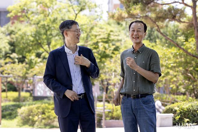 6월28일 부산시 한 공원에서 만난 문형배 전 헌법재판관(왼쪽)과 김훤주 기자. ⓒ시사IN 조남진