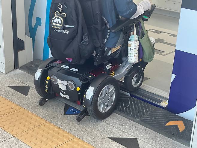 전동휠체어가 경사고무판을 밟고 승강장에서 전동차로 진입하는 모습 ⓒ대구교통공사