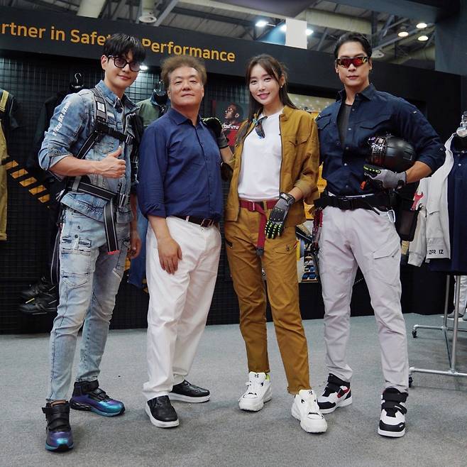 하춘욱 대표(왼쪽에서 2번째)가 아에르웍스 모델들과 함께 포즈를 취하고 있다. 사진제공 ㅣ 아에르웍스