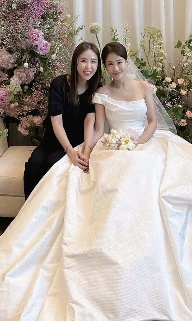 김지민의 결혼식에 참석한 신지. 신지 SNS캡처