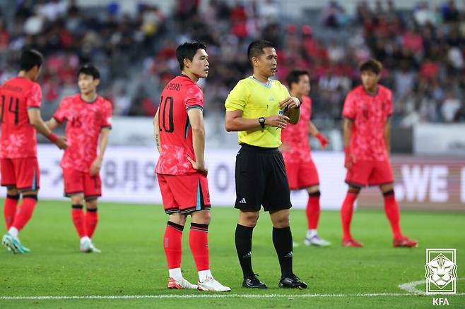 ▲ 15일 오후 용인미르스타디움에서 대한민국과 일본의 2025 동아시안컵 3차전이 열렸다. 나상호의 골대 불운으로 선제 득점 기회를 날린 한국은 저메인 료에게 곧바로 결승골을 허용하며 0-1로 졌다. 동아시안컵 우승은 일본에 넘어갔다. ⓒ 대한축구협회