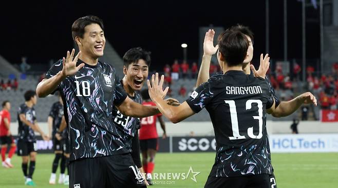 2025 동아시아축구연맹(EAFF) E-1 풋볼 챔피언십(동아시안컵) 한국-홍콩전이 11일 경기도 용인미르스타디움에서 열렸다. 대한민국 강상윤이 홍콩 시니치 찬을 제치고 터닝슛으로 첫 골을 터뜨리고 동료들과 기뻐하고 있다. /사진=김진경 대기자