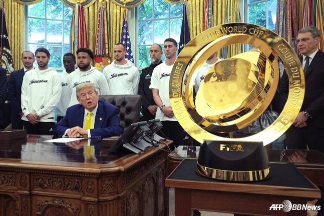 백악관의 대통령 집무실에 놓인 클럽월드컵 트로피를 바라보는 도널드 트럼프 대통령. /AFPBBNews=뉴스1