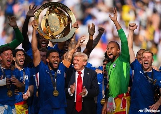 도널드 트럼프 미국 대통령(빨간색 넥타이)이 첼시의 클럽월드컵 우승 세리머니를 함께하고 있다. /AFPBBNews=뉴스1