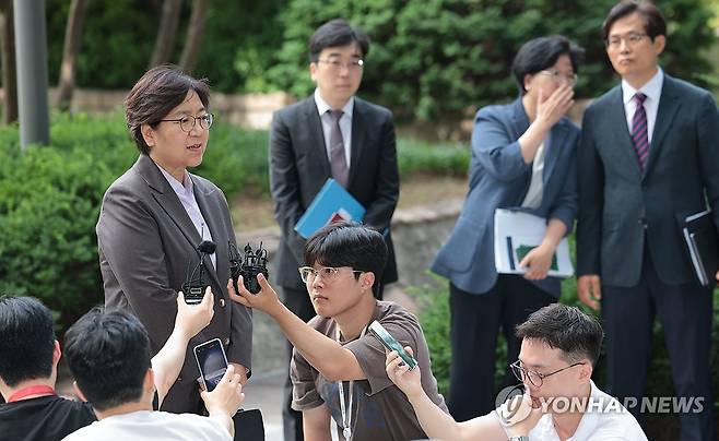 첫 출근하며 질문에 답하는 정은경 장관 후보자 (서울=연합뉴스) 김인철 기자 = 정은경 보건복지부 장관 후보자가 30일 서울 중구 남대문로에 마련된 인사청문회 준비 사무실로 출근하며 취재진 질문에 답하고 있다. 2025.6.30 yatoya@yna.co.kr