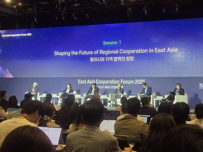동아시아협력포럼 (서울=연합뉴스) 외교부가 15일 웨스틴 조선에서 주최한 동아시아협력포럼에서 전문가들이 토론하고 있다 .2025.07.15. photo@yna.co.kr