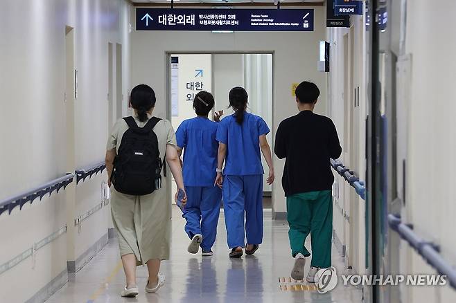 의정갈등 접점 찾을까 (서울=연합뉴스) 임화영 기자 = 서울 시내의 한 대학병원에서 이동하는 의료진. 2025.6.29 hwayoung7@yna.co.kr