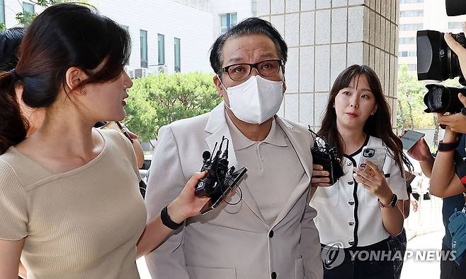 공천헌금 의혹 공판 출석하는 '건진법사' 전성배 씨 (서울=연합뉴스) 김인철 기자 = 2018년 전국지방선거 공천헌금 의혹 혐의를 받는 '건진법사' 전성배 씨가 지난달 23일 서울 양천구 서울남부지방법원에서 열린 정치자금법 위반 혐의 사건 1심 속행 재판에 출석하기 위해 법정으로 향하고 있다. 2025.6.23 yatoya@yna.co.kr