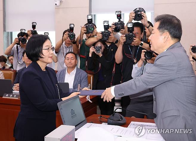 선서문 제출하는 한성숙 중기장관 후보자 (서울=연합뉴스) 박동주 기자 = 한성숙 중소벤처기업부 장관 후보자가 15일 서울 여의도 국회 산업통상자원중소벤처기업위원회 전체회의에서 열린 인사청문회에서 이철규 위원장에게 선서문을 제출하고 있다. 2025.7.15 pdj6635@yna.co.kr