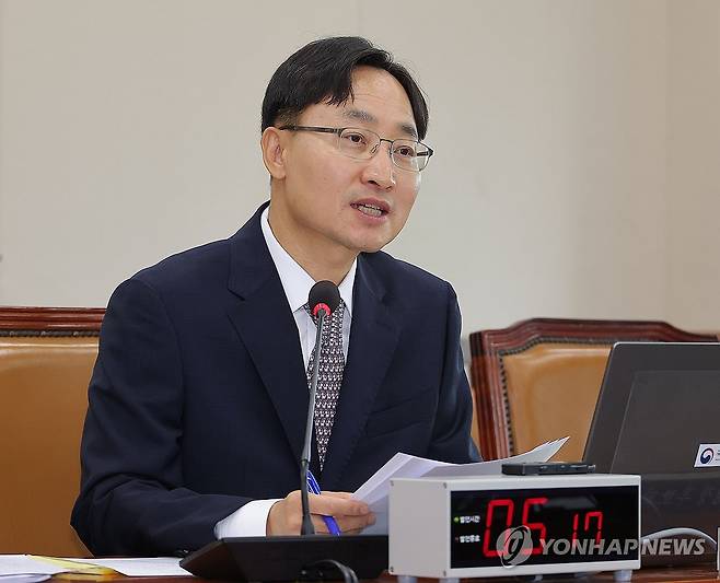 의원질의 답변하는 임광현 국세청장 후보자 (서울=연합뉴스) 류영석 기자 = 임광현 국세청장 후보자가 15일 서울 여의도 국회 기획재정위원회에서 열린 인사청문회에서 의원 질의에 답변하고 있다. 2025.7.15 ondol@yna.co.kr