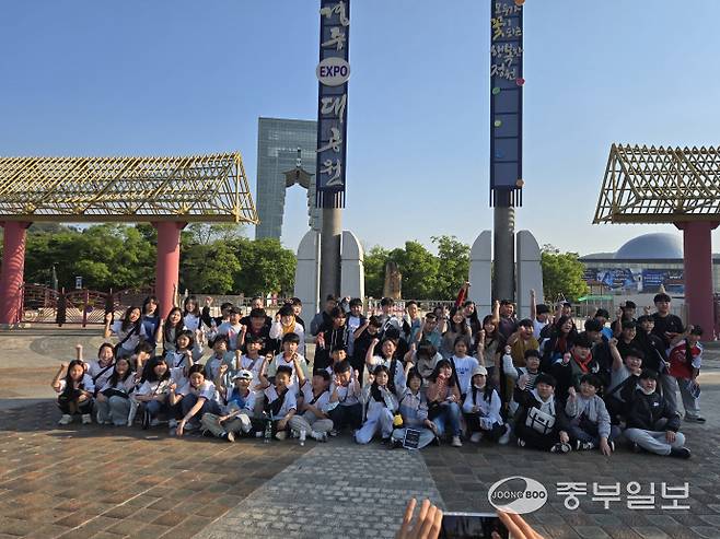 인천 영흥초등학교 5~6학년 학생들이 경주 수학여행 기념 사진을 찍고 있다. 사진=영흥초등학교