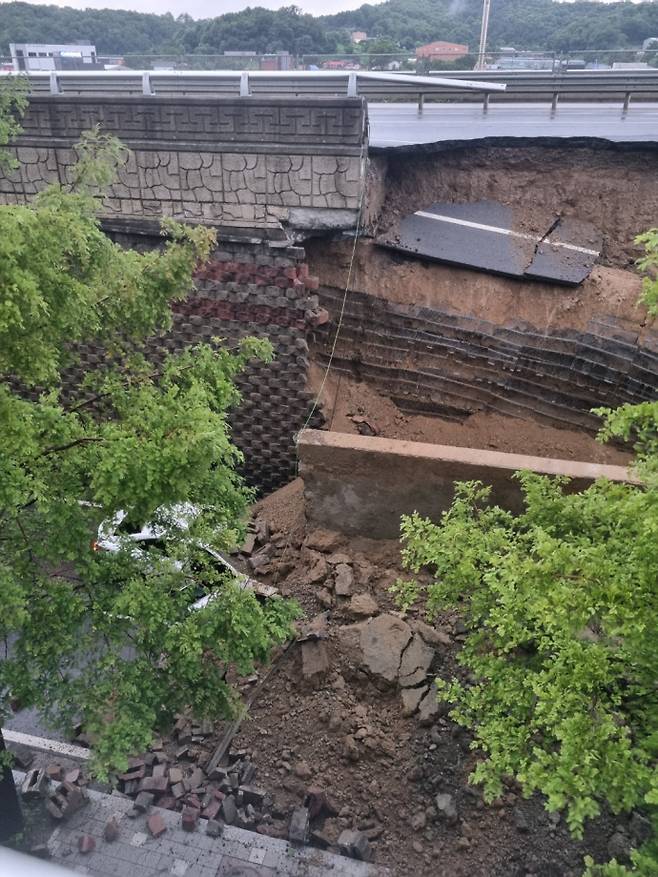 16일 오후 오산시 가장동 가장교차로 인근의 옹벽이 무너져 내려 차량을 덮치고 있다. 독자제공