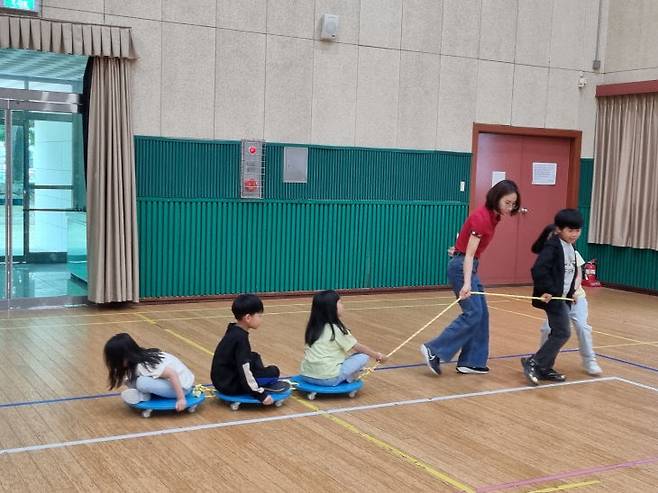 운산초 학생들이 감각놀이 활동을 하고 있다.