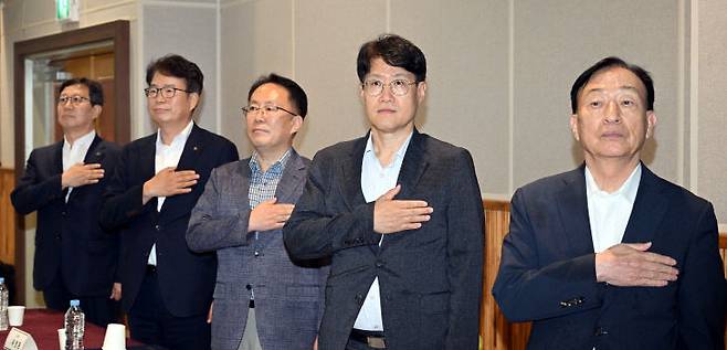 '제3회 대전 특성화고 안전지식 경진대회'에 참석한 주요 내빈들이 국민의례를 하고 있다. <사진 왼쪽부터> 양형규 한국폴리텍IV대학 학장, 유영돈 중도일보 사장, 안원환 안전보건공단 대전세종광역본부장, 김도형 대전고용노동청장, 설동호 대전교육감. /사진=이성희 기자