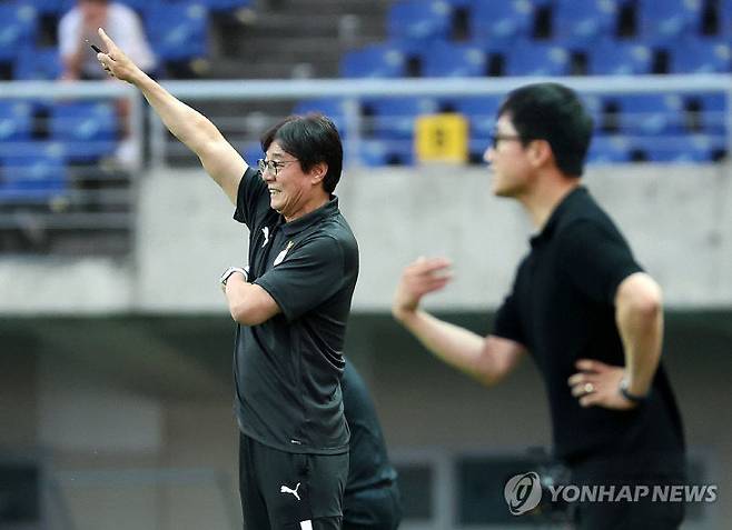 작전을 지시하는 황선홍 감독.(사진=연합뉴스)