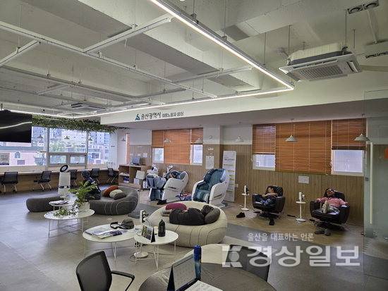 ▲ 15일 찾은 울산 남구 달동의 이동노동자 쉼터에서는 이동노동자들이 잠깐의 시간을 이용해 휴식을 취하고 있다.