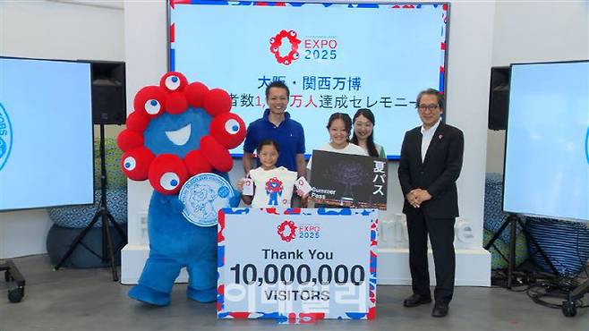 반환점을 돈 2025 오사카·간사이 엑스포 누적 방문객이 1000만 명을 넘어섰다. 사진은 엑스포 개막 78일째인 지난달 28일 1000만 번째 엑스포장을 찾은 방문객. (사진=2025 일본국제박람회협회)
