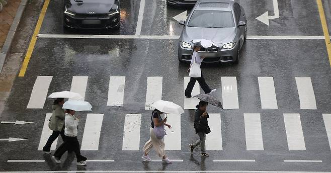 16일 오후 서울 중구 남대문로 일대에서 우산을 쓴 시민들이 발걸음을 재촉하고 있다.(사진=뉴스1)