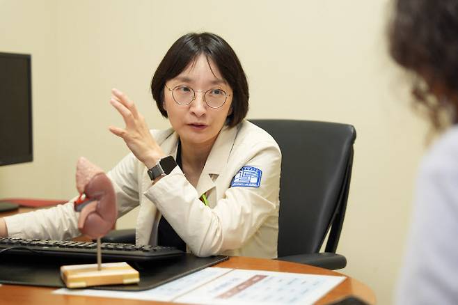 윤혜은 가톨릭대학교 서울성모병원 신장내과 교수가 내원한 환자에게 만성콩팥병에 대해 설명하고 있다. (사진=가톨릭대학교 서울성모병원)