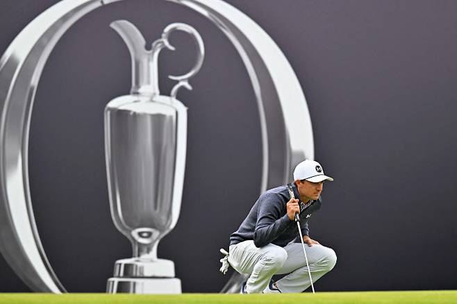 조던 스피스가 로열 포트러시 18번홀 그린에서 그린의 경사를 살피고 있다. (사진=AFPBBNews)