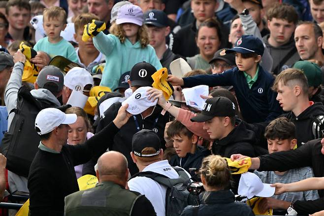 로리 매킬로이가 팬들의 사인 요청을 받고 있다. (사진=AFPBBNews)