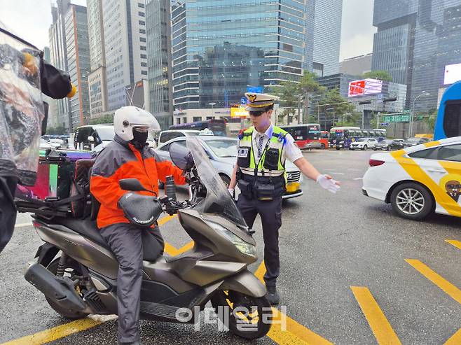 16일 오전 서울 강남구 역삼동 테헤란로의 한 교차로에서 오토바이 운전자가 교차로통행방법 위반으로 경찰의 계도를 받고 있다. (사진=정윤지 기자)