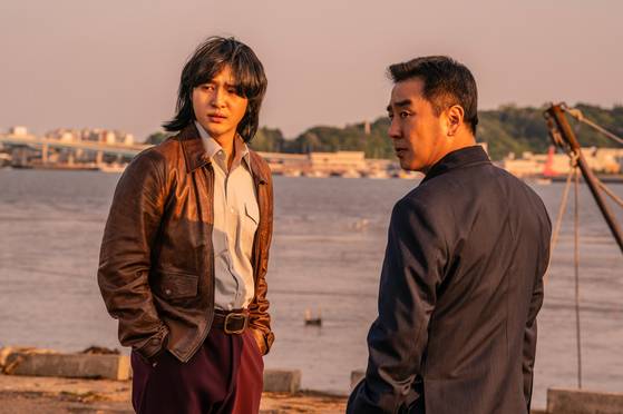 디즈니+ '파인: 촌뜨기들' 스틸.