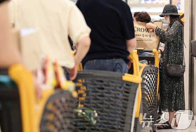 지난달 서울 시내 한 대형마트에서 시민들이 장을 보고 있다. (자료사진) /뉴스1 ⓒ News1 김성진 기자