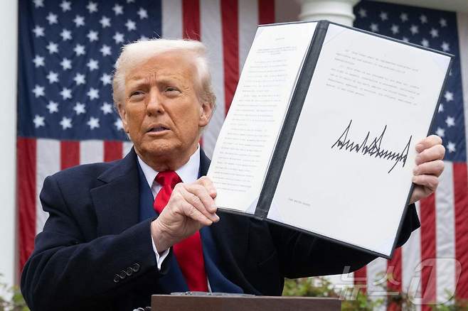 도널드 트럼프 미국 대통령이 지난 4월 2일 상호관세 관련 행정명령을 들어 보이고 있다. ⓒ AFP=뉴스1