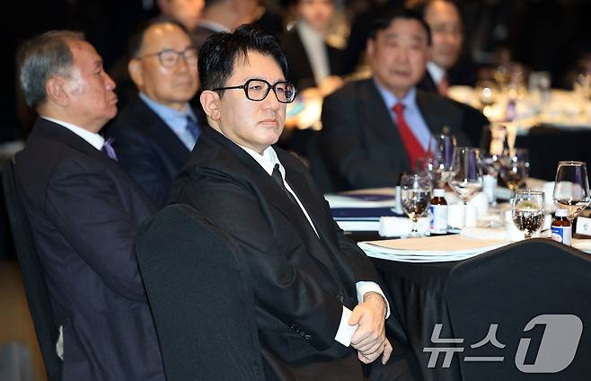 방시혁 하이브 이사회 의장이 20일 서울 여의도 FKI타워에서 열린 한경협 제64회 정기총회·새 CI 공개 행사에 참석해 류진 회장의 인사말을 경청하고 있다. 2025.2.20/뉴스1 ⓒ News1 박세연 기자