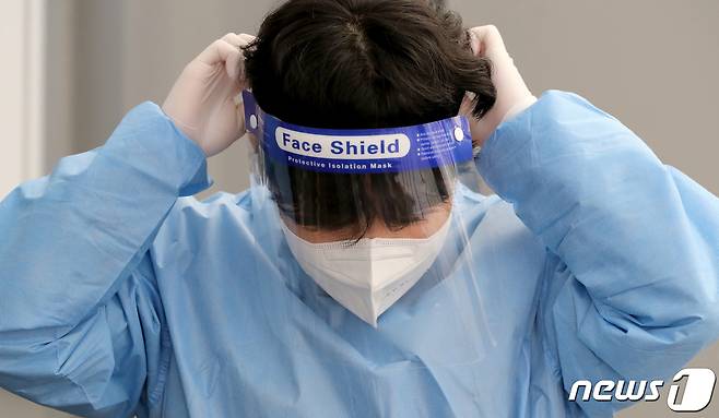 지난 2023년 1월 30일 서울 중구 서울역 코로나19 선별진료소에서 의료진이 마스크와 페이스실드 등 보호장비를 착용하고 있다. /뉴스1 ⓒ News1 장수영 기자