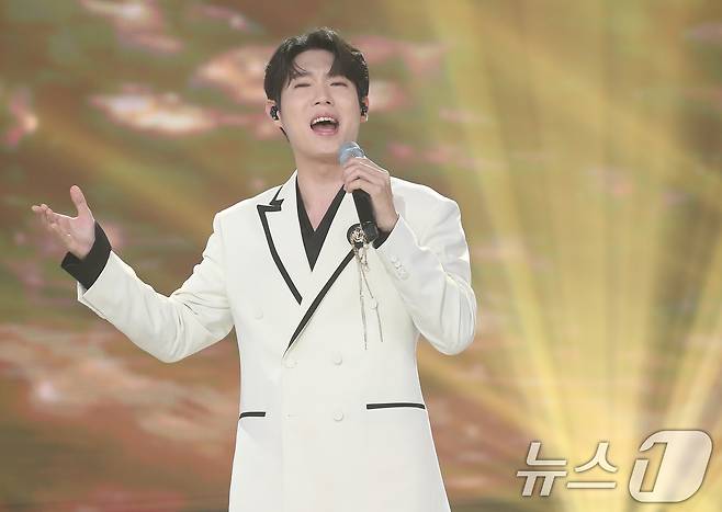 트로트 가수 손태진이 26일 오후 서울 마포구 상암동 SBS 프리즘 타워에서 열린 SBS FiL, SBS M ‘더 트롯쇼-한가위 특집' 녹화에서 멋진 무대를 선보이고 있다. 2024.8.26/뉴스1 ⓒ News1 권현진 기자