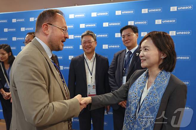 2026년 세계유산위원회 개최지로 부산이 확정된 16일 새벽(한국시간) 프랑스 파리 유네스코 본부에서 박상미 주유네스코 대표부 대사가 미콜라 모우찬 주유네스코 우크라이나 대표부 차석대표로부터 축하 인사를 받고 있다. 2025.7.16/뉴스1 ⓒ News1 이준성 기자