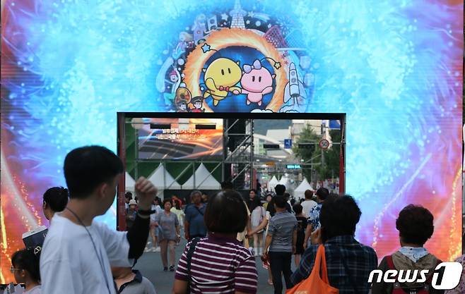 2023년 8월16일 '0시 축제'를 즐기는 방문객 모습 2023.8.16/뉴스1 ⓒ News1 김기태 기자