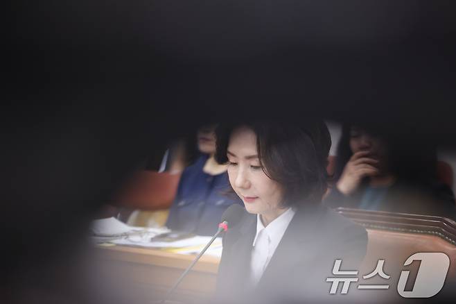 이진숙 사회부총리 겸 교육부 장관 후보자가 16일 오전 서울 여의도 국회 교육위원회에서 열린 인사청문회에 출석해 의원 질의를 듣고 있다. 2025.7.16/뉴스1 ⓒ News1 안은나 기자