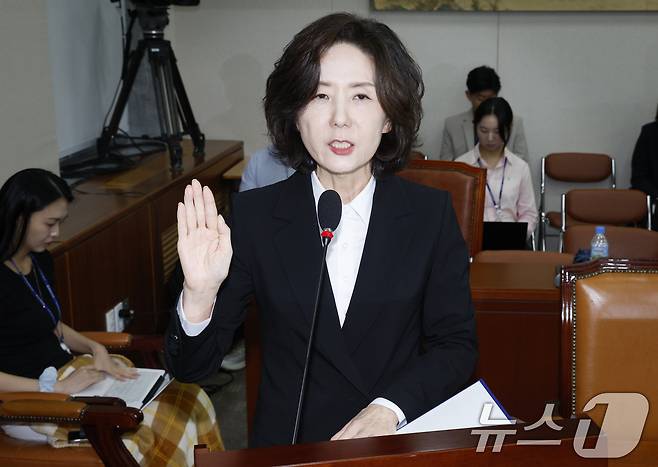 이진숙 사회부총리 겸 교육부 장관 후보자가 16일 오전 서울 여의도 국회 교육위원회에서 열린 인사청문회에 출석해 선서를 하고 있다. 2025.7.16/뉴스1 ⓒ News1 안은나 기자