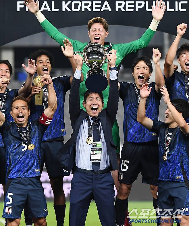 15일 오후 경기도 용인미르스타디움에서 열린 E-1 챔피언십(동아시안컵) 한국과 일본의 경기. 일본이 1대0으로 승리하며 우승을 차지했다. 시상식에서 모리야스 감독이 트로피를 들고 있다. 용인=정재근 기자 cjg@sportschosun.com/2025.7.15/