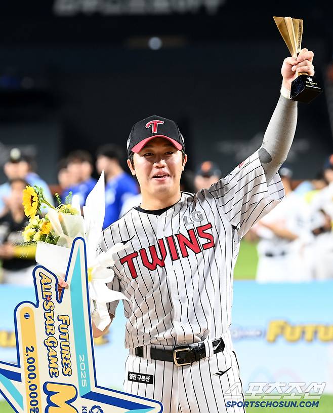 11일 대전 한화생명볼파크에서 열린 2025 KBO 퓨처스리그 올스타전, MVP를 수상한 손용준이 허구연 총재와 포즈를 취하고 있다. 대전=허상욱 기자wook@sportschosun.com/2025.07.11/