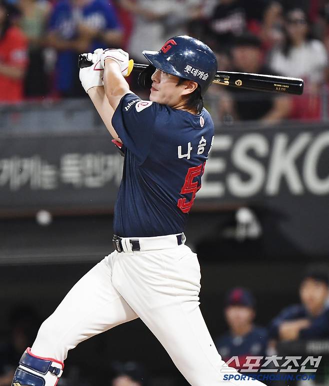 4일 광주 기아 챔피언스필드에서 열린 롯데-KIA전. 7회초 1사 1루 나승엽이 안타를 치고 있다. 광주=정재근 기자 cjg@sportschosun.com/2025.7.4/