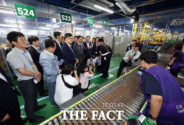 김병기 더불어민주당 당대표 직무대행 겸 원내대표가 16일 오전 서울 서초구 쿠팡 서초1캠프를 방문해 작업장을 둘러보고 있다. /남용희 기자