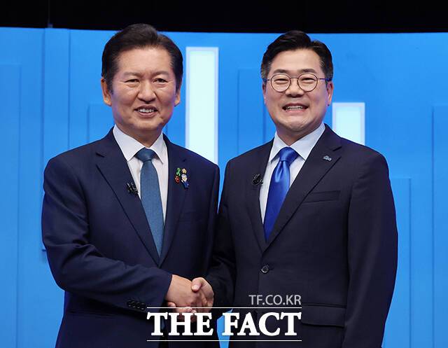 더불어민주당 당대표 경선에 나선 정청래·박찬대 후보가 16일 첫 토론에서 이재명 정부의 '파트너'를 자처하며 맞붙었다. 검찰개혁 드라이브와 당정 원팀 기조에는 공감했지만, 당원 주권 강화나 야당과의 협치 등을 놓고는 미묘한 온도차를 드러냈다. /국회사진기자단