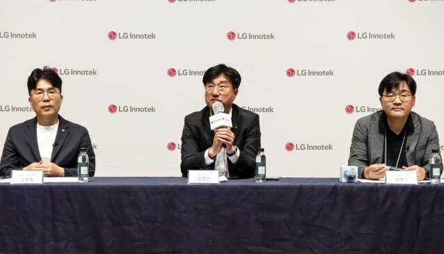 김홍필 Connectivity사업담당(상무)와 김형근 전장마케팅담당, 남형기 Connectivity개발실장이 질의응답을 하고 있다(사진=LG이노텍)